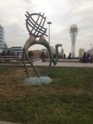 Sur Nurjol Bulvar : sculpture qui rappelle le passé nomade du peuple kazakh, la caravane de chameaux et le shanyrak (coupole de la yourte faite en pin ou en mélèze). Le shanyrak symbolise l'entente et la lignée, il est donné en héritage au fils ainé.