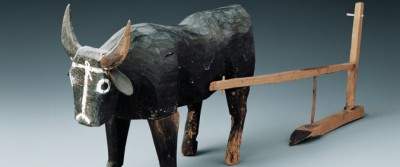 Bœuf et charrue en bois découverts dans une tombe en 1972 (Musée provincial du Gansu). Cet ensemble sculpté, daté des Han de l'Ouest,  témoigne de la diffusion des pratiques de culture attelée dans les territoires lointains de l'ouest chinois.