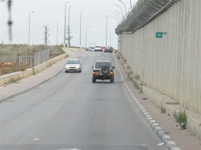 Le mur, béton et  fil de fer barbelé : du côté israélien, il est doublé par une route en parfait état. (Cliché Maryse Verfaillie, novembre 2015)