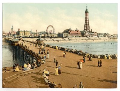 The beach and the Kursaal, Ostende (Flandre Occidentale, Belgique) From North Pier. Photochrome, vers 1880-1890.